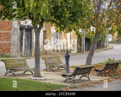 Bancs et fontaine dans une aire de repos paisible au milieu du village, Chozas de Abajo, Castille-et-Léon, Espagne, Europe Banque D'Images