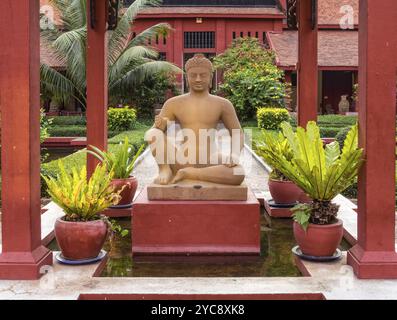 Statue en pierre du Roi lépreux dans le jardin du Musée National du Cambodge, Phnom Penh, Cambodge, Asie Banque D'Images