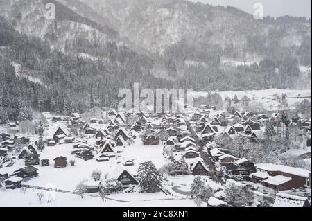 28 décembre 2017, Shirakawa-Go, préfecture de Gifu, Chubu, Japon, Asie, Une vue d'en haut du paysage hivernal enneigé autour du village de Shirakawa-Go, AS Banque D'Images