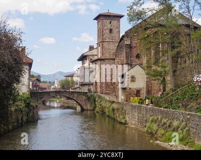 Rivière Nive, pont St James et église notre-Dame du bout du Pont, Saint Jean pied de Port, France, Europe Banque D'Images