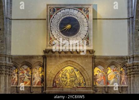 L'horloge liturgique à une main avec des fresques de quatre prophètes au-dessus de la porte principale de la cathédrale (Duomo), Florence, Toscane, Italie, Europe Banque D'Images