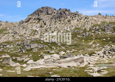 Crête rocheuse au belvédère du Mont Kosciuszko dans les Snowy Mountains de Nouvelle-Galles du Sud, Australie, Océanie Banque D'Images