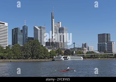 La rameuse en rouge bateau sur la rivière principale en face de la skyline, Francfort, Allemagne Banque D'Images