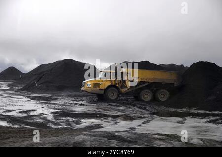 Westport, Nouvelle-Zélande, vers 2009 : un camion de charbon déverse une charge de 70 tonnes en stock à la mine de charbon de Stockton, Westland, Nouvelle-Zélande, Océanie Banque D'Images