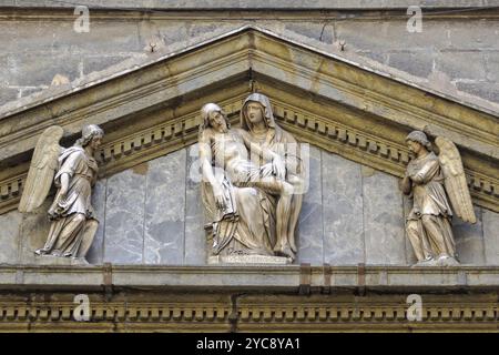 Sculpture de la Pieta par Michel-Ange Naccherino dans le tympan au-dessus de l'entrée de la chapelle de Monte di Pieta, Naples, Campanie, Italie, Europe Banque D'Images