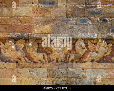 Chevaux volants sur un mur de briques à Prasat Sambor, Sambor Prei Kuk, Cambodge, Asie Banque D'Images