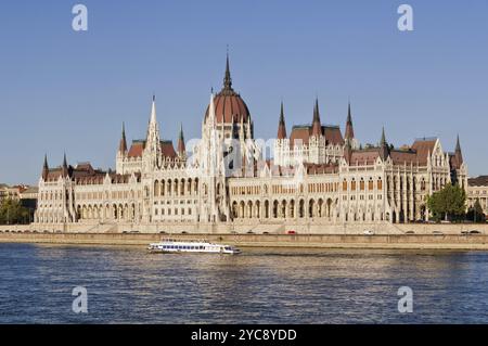 Bateau de plaisance sur le Danube en passant par le bâtiment du Parlement hongrois, Budapest, Hongrie, Europe Banque D'Images