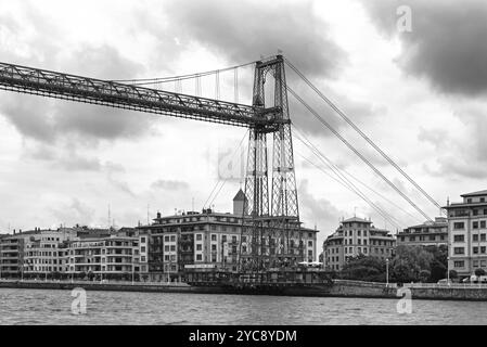 Le pont suspendu de bizkaia (puente de vizcaya) entre getxo et portugalete sur la ria de bilbao, noir et blanc Banque D'Images