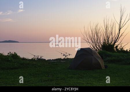 La pêche à partir du rivage et des bateaux est très populaire au lac Balaton, Revfulop, Hongrie, Europe Banque D'Images