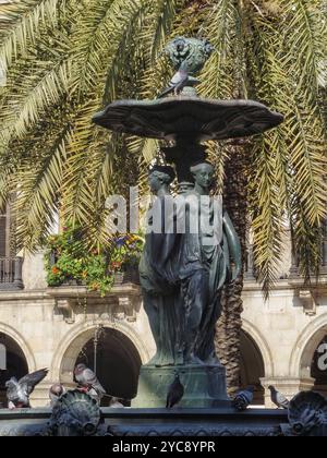 Fontaine des trois grâces sur la place Royale (Placa Reial), Barcelone, Catalogne, Espagne, Europe Banque D'Images