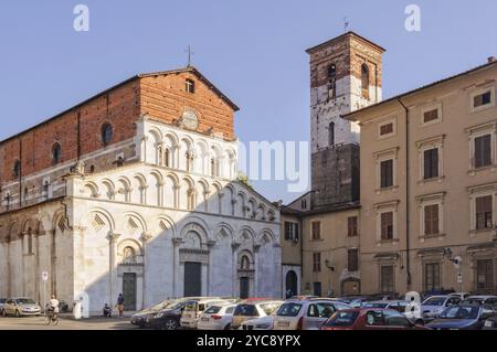 L'église romane de Santa Maria Bianca, également connue sous le nom de Santa Maria Forisportam, à Lucques, Toscane, Italie, Europe Banque D'Images