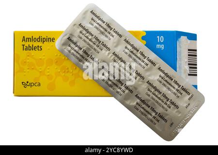 Paquet de comprimés d’amlodipine paquet de 28 comprimés de 10 mg avec plaquette thermoformée retirée isolé sur fond blanc Banque D'Images