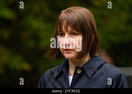 La chancelière de l'Échiquier Rachel Reeves s'adresse aux médias dans la zone d'entraînement de Stanford, près de Thetford, après avoir rencontré les troupes britanniques et ukrainiennes qui s'y sont entraînées. Le Royaume-Uni a annoncé un prêt de 2,26 milliards de livres sterling pour aider l'Ukraine à combattre les forces de Vladimir Poutine, financé par les profits sur les avoirs russes gelés. Date de la photo : dimanche 20 octobre 2024. Banque D'Images