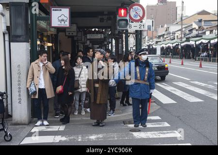 23.12.2017, Kyoto, Japon, Asie, Un gardien de la circulation contrôle la circulation à une intersection dans la vieille ville de Kyoto, Asie Banque D'Images