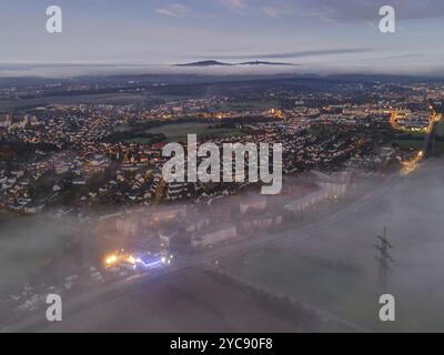 Le brouillard roule sur le quartier Oberursel de Weisskirchen, près de Francfort-sur-le-main, le matin, tandis que la crête du Taunus avec le Grosser Feldberg et Banque D'Images