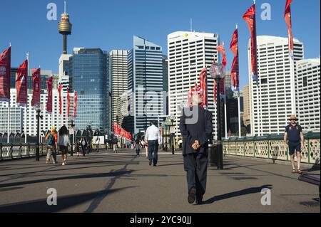 07.05.2018, Sydney, Nouvelle-Galles du Sud, Australie, piétons traversant le pont Pyrmont à Darling Harbour avec les gratte-ciel de Sydney Banque D'Images