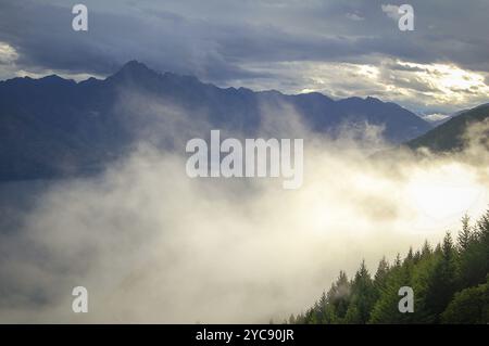 Nuages bas au-dessus du lac Wakatipu, Queenstown, Nouvelle-Zélande, Océanie Banque D'Images