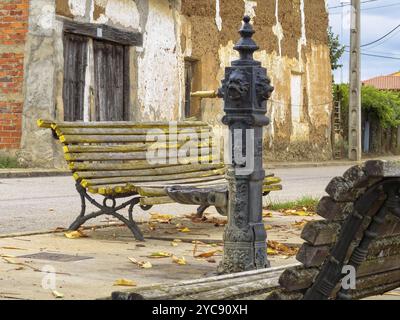 Une fontaine et des bancs dans une aire de repos paisible au milieu du village, Chozas de Abajo, Castille-et-Léon, Espagne, Europe Banque D'Images