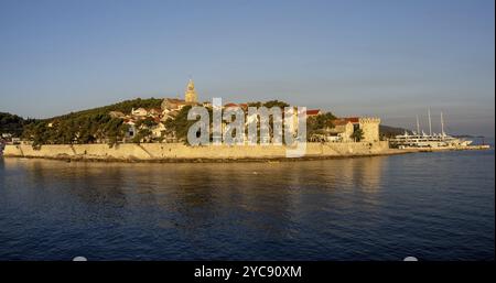 Vue de la mer, la lumière du matin tombe sur le centre de la vieille ville de Korcula, île de Korcula, Dalmatie, Croatie, Europe Banque D'Images
