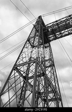 Le pont suspendu de bizkaia (puente de vizcaya) entre getxo et portugalete sur la ria de bilbao, noir et blanc Banque D'Images