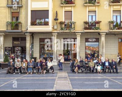 Les personnes âgées apprécient le beau temps lors d'un agréable après-midi d'automne sur la place de la règle (Plaza de la Regla), Léon, Castille et Léon, Espagne, EUR Banque D'Images