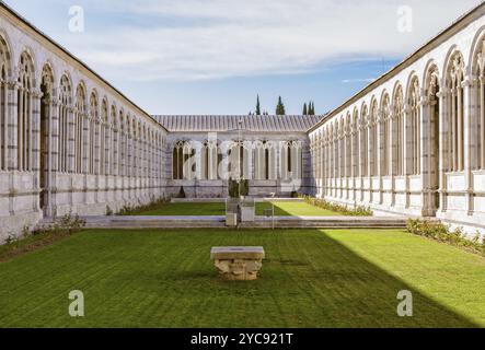 La cour du champ Saint (Camposanto) sur le champ des miracles (Campo dei Miracoli) à Pise, Toscane, Italie, Europe Banque D'Images