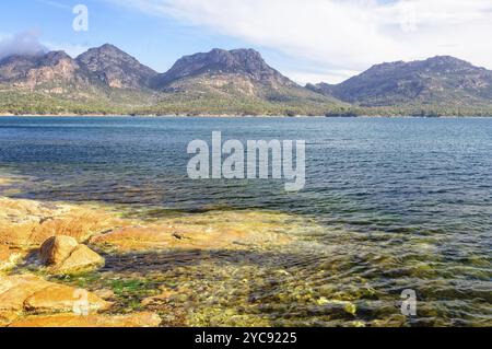 Les chaînes de montagnes Hazards dans le parc national de Freycinet photographiées depuis Coles Bay, Tasmanie, Australie, Océanie Banque D'Images