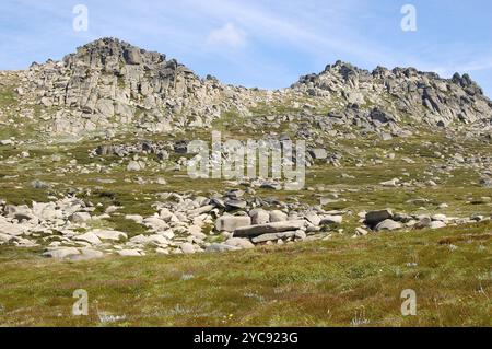 Crête rocheuse au Mont Kosciuszko Lookout au-dessus de Thredbo dans les Snowy Mountains de Nouvelle-Galles du Sud, Australie, Océanie Banque D'Images