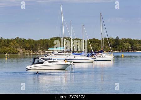 Bateaux à l'ancre à Sunset Beach sur la paisible rivière Karuah, Soldiers point, Nouvelle-Galles du Sud, Australie, Océanie Banque D'Images