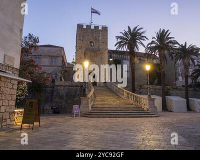 Ambiance matinale devant le lever du soleil, escaliers et porte médiévale menant au vieux centre-ville de Korcula, île de Korcula, Dalmatie, Croatie, Banque D'Images