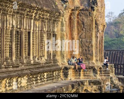 Touristes se baignant dans le soleil tôt le matin à Angkor Wat, Siem Reap, Cambodge, Asie Banque D'Images