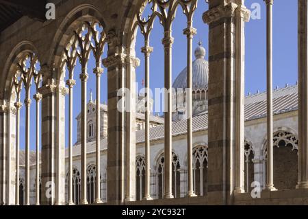 Le toit et le dôme du Duomo vu à travers les fenêtres tracées du Camposanto, Pise, Toscane, Italie, Europe Banque D'Images