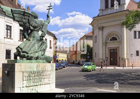 Monument pour la récupération du château de Buda face à l'église luthérienne de Budavar, Budapest, Hongrie, Europe Banque D'Images