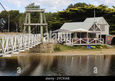 Cafe Boathouse at the Swing Bridge est un endroit charmant pour se détendre et profiter d'un bon repas et boisson, Lorne, Victoria, Australie, Océanie Banque D'Images