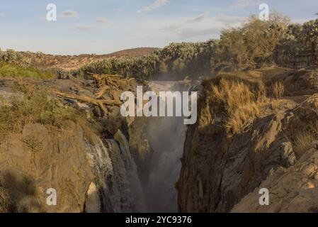 Les chutes Epupa de la rivière Kunene à la frontière Entre l'Angola et la Namibie Banque D'Images