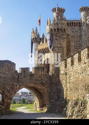 Pont, porte et douves du château des Templiers du XIIe siècle (Castillo de los Templarios), Ponferrada, Castille-et-Léon, Espagne, Europe Banque D'Images