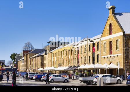 Ces bâtiments en grès à Salamanca place étaient des entrepôts pour le port de Hobart avant d'avoir été convertis en restaurants, galeries, sh artisanal Banque D'Images