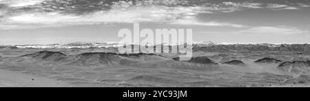 Vue panoramique de Moon Landscape, près de Swakopmund, Namibie en noir et blanc Banque D'Images