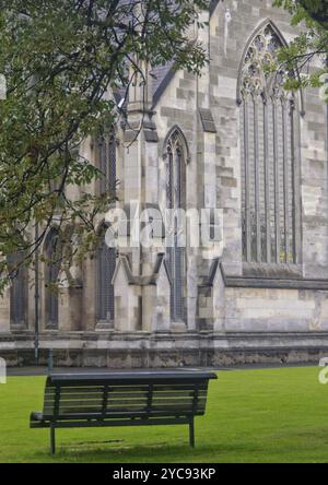 Banc dans le jardin de la première église d'Otago et la grande fenêtre gothique du transept, Dunedin, Île du Sud, Nouvelle-Zélande, Océanie Banque D'Images