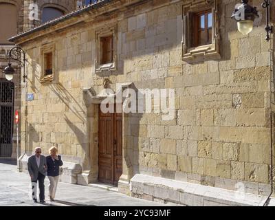 Couple de personnes âgées se promène sur la rue Cien Doncellas (calle), Léon, Castille et Léon, Espagne, Europe Banque D'Images
