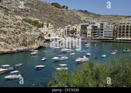 Xlendi (ou ix-Xlendi, comme l'appellent les habitants) était autrefois un petit village de pêcheurs, mais aujourd'hui c'est une petite ville animée et station balnéaire située sur Banque D'Images