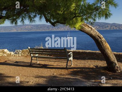 Banc pour observer la mer et les bateaux à voile et la Grèce continentale, paysage étonnant avec voilier blanc dans la mer Méditerranée bleue !!! Banque D'Images