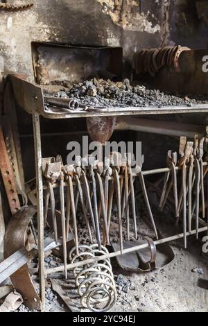 Forge avec un foyer et vieux d'une pince et d'outils dans un atelier Banque D'Images