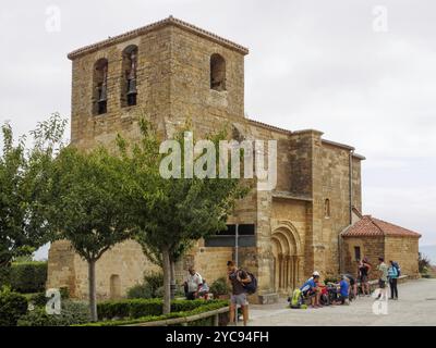 Les pèlerins profitent d’une pause bien méritée sur le Camino à l’église San Andrés (Iglesia), Zariquiegui, Navarre, Espagne, 5 septembre 2014, Europe Banque D'Images