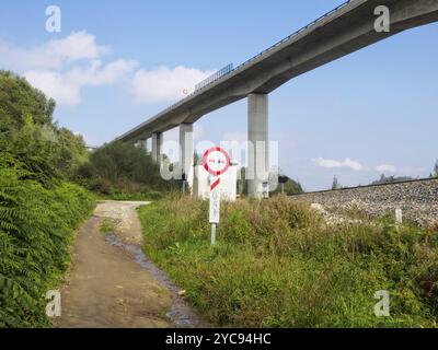 'Pas de dépassement' sur ce chemin de terre sous le viaduc, Sarria, Galice, Espagne, Europe Banque D'Images
