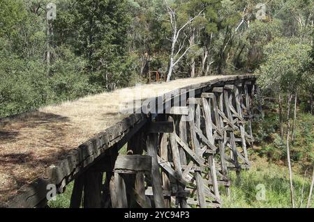 Ancien pont ferroviaire en bois abandonné sur le ruisseau Boggy près de Koetong dans le Victoria, Australie, Océanie Banque D'Images