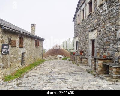 Une humble cabane en pierre sèche de forme ronde avec un toit de chaume, appelé palloza, une partie de l'héritage celtique, O'Cebreiro, Galice, Espagne, Europe Banque D'Images