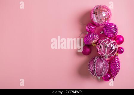 Un ensemble de décorations de Noël minimalistes faites dans une couleur sur un fond rose clair. Joyeux Noël et bonne année. Pose à plat, vue de dessus, copie Banque D'Images