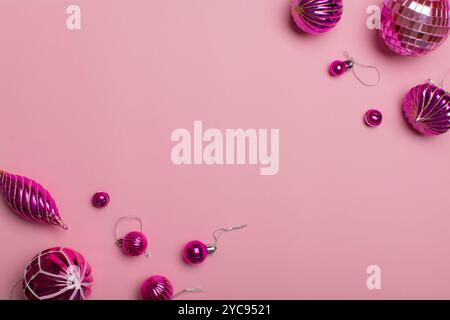 Un ensemble de décorations de Noël minimalistes faites dans une couleur sur un fond rose clair. Joyeux Noël et bonne année. Pose à plat, vue de dessus, copie Banque D'Images