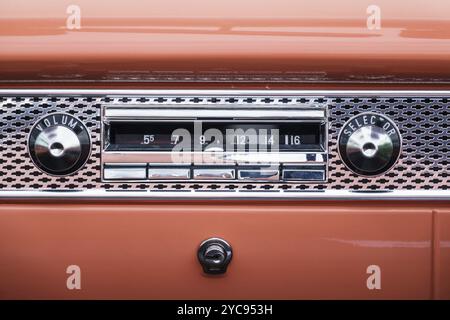 Vieille voiture classique radio dans le tableau de bord Banque D'Images